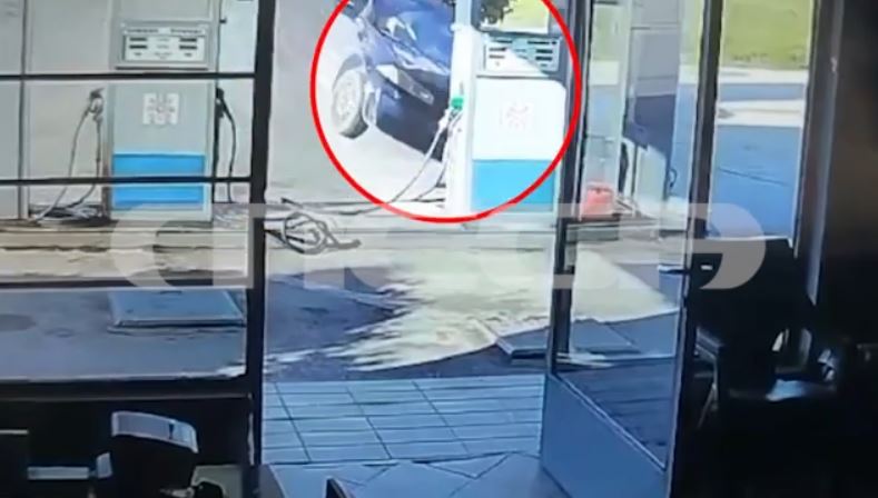 Κόρινθος: Σοκαριστικό τροχαίο με θύματα δύο νέους – Το ΙΧ πέρασε από βενζινάδικο και «καρφώθηκε» σε σπίτι