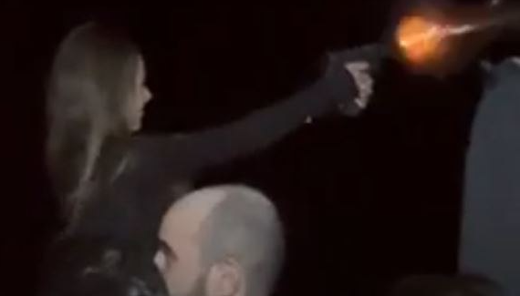 Η στιγμή που γυναίκα αστυνομικός πυροβολεί στον αέρα σε γλέντι – Ερευνούν το περιστατικό οι Αρχές