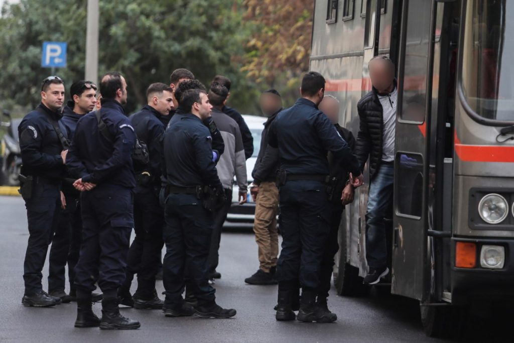 Διεκόπη η δίκη για τον αστυνομικό της Βουλής & τη σύζυγό του για ασελγείς & κακοποιητικές πράξεις στα παιδιά τους