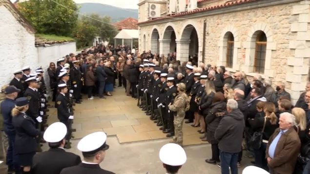 Παράλιο Άστρος: Οδύνη στην κηδεία του λιμενικού που παρασύρθηκε από τα κύματα