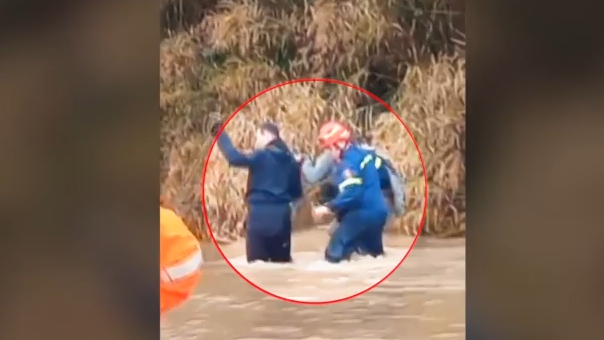 Κακοκαιρία: «Άνοιξαν οι ουρανοί» στην Αττική – Δραματική διάσωση δύο εγκλωβισμένων επιβατών ΙΧ στα Σπάτα