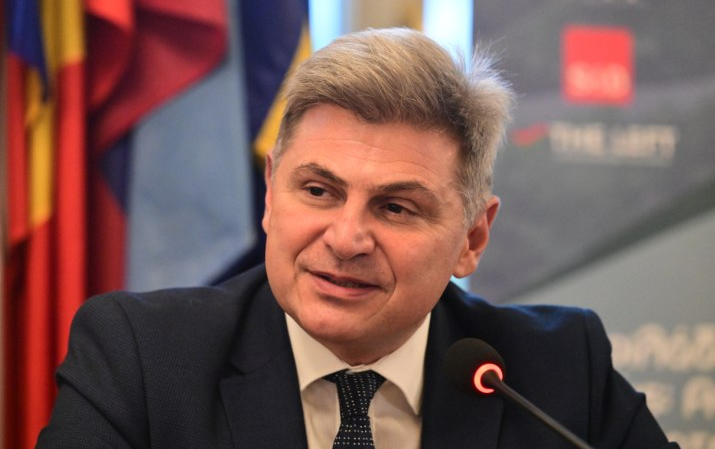 Διεγράφη από τον ΣΥΡΙΖΑ ο Νικόλας Φαραντούρης μετά τις δηλώσεις για το κόμμα Καρυστιανού – Τι λέει στο Live News ο ίδιος