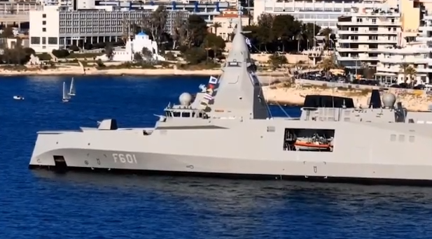 Οι τιμές της Σχολής Ναυτικών Δοκίμων στη φρεγάτα «Κίμων»