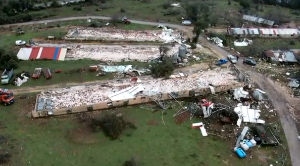 Στο έλεος της κακοκαιρίας η χώρα – Πλημμυρισμένοι δρόμοι, ανεμοστρόβιλοι και καταστροφές