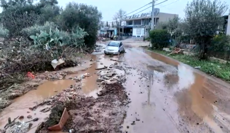Κακοκαιρία: Εικόνες καταστροφής σε Άνω Γλυφάδα και Βάρη