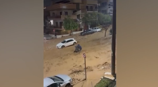 Γλυφάδα: Η ζωή και ο θάνατος στην ίδια γειτονιά – Μία γυναίκα νεκρή από τα ορμητικά νερά, μία σώθηκε την τελευταία στιγμή