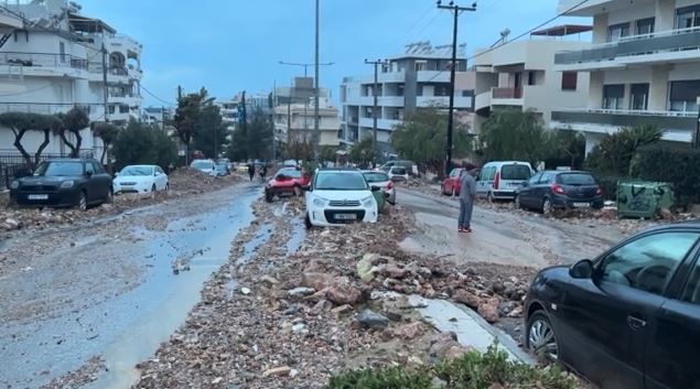Γλυφάδα: Φόβος & αγωνία για τη νέα κακοκαιρία – Προετοιμάζονται οι κάτοικοι