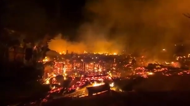 Ινδονησία: Στις φλόγες η κεντρική αγορά της πόλης Κασόγκαν λόγω βραχυκυκλώματος