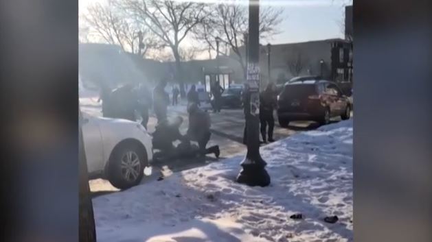 ΗΠΑ: Αποχωρούν από τη Μινεσότα ο διοικητής & οι πράκτορες της ICE – Στους δρόμους οι διαδηλωτές