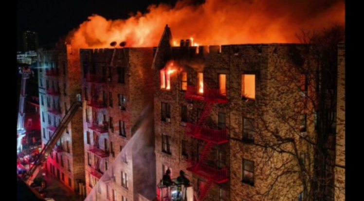 ΗΠΑ: Φωτιά σε πολυκατοικία 17 οροφών στο Μπρόνξ