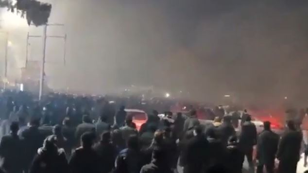 Ιράν: Χιλιάδες στους δρόμους κατά του καθεστώτος, δεκάδες νεκροί – Συνεχίζονται οι αντικυβερνητικές διαδηλώσεις