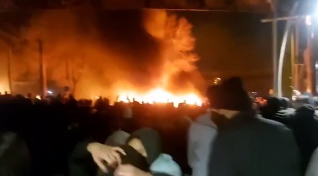 Ιράν: Ανοιχτό το ενδεχόμενο στρατιωτικής επέμβασης των ΗΠΑ – Συνεχίζονται οι αντικυβερνητικές διαδηλώσεις