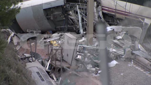 Ισπανία: «Τους έβλεπες να πεθαίνουν» – Συγκλονίζουν οι μαρτυρίες επιζώντων της σιδηροδρομικής τραγωδίας