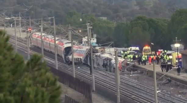 Σιδηροδρομική τραγωδία στην Ισπανία: Δεκάδες νεκροί και εκατοντάδες τραυματίες σε σύγκρουση 2 τρένων