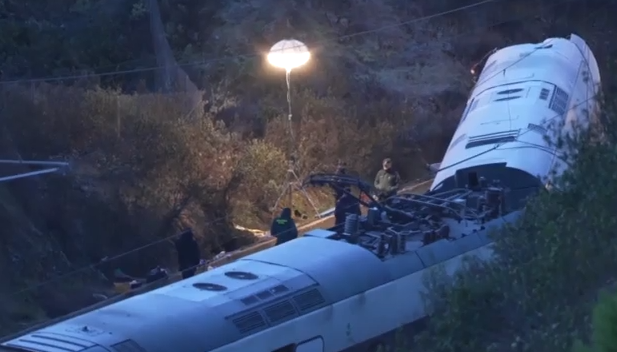 Ισπανία: «Ήταν φρικτό» – Σοκαριστικές μαρτυρίες από το σιδηροδρομικό δυστύχημα