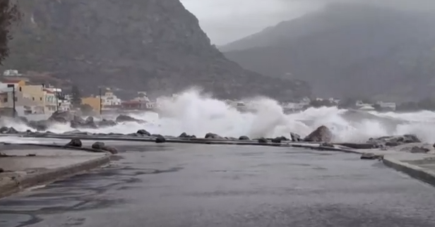 Σε κλοιό κακοκαιρίας η χώρα –  Καταιγίδες, θυελλώδεις άνεμοι και χιόνια