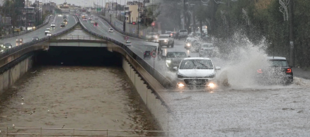 Σε κλοιό κακοκαιρίας η χώρα: «Άνοιξαν» οι ουρανοί στην Αττική – Χιόνια στα βόρεια