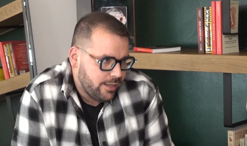 Ευθύμης Κάλφας: Η αγάπη για το ραδιόφωνο, τα viral βίντεο & το stand-up