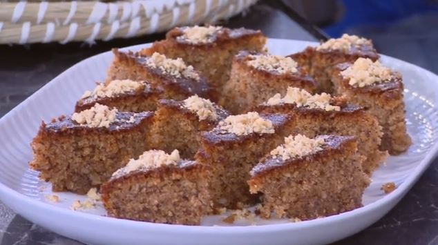 Ο Δημήτρης Σκαρμούτσος μάς ετοιμάζει καρυδόπιτα