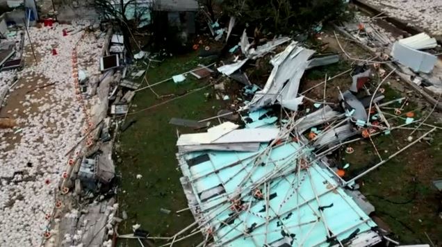 Καιρός: «Η καταστροφή είναι απίστευτη» – Νεκρά 40.000 κοτόπουλα από ανεμοστρόβιλο στο Καλπάκι Ιωαννίνων