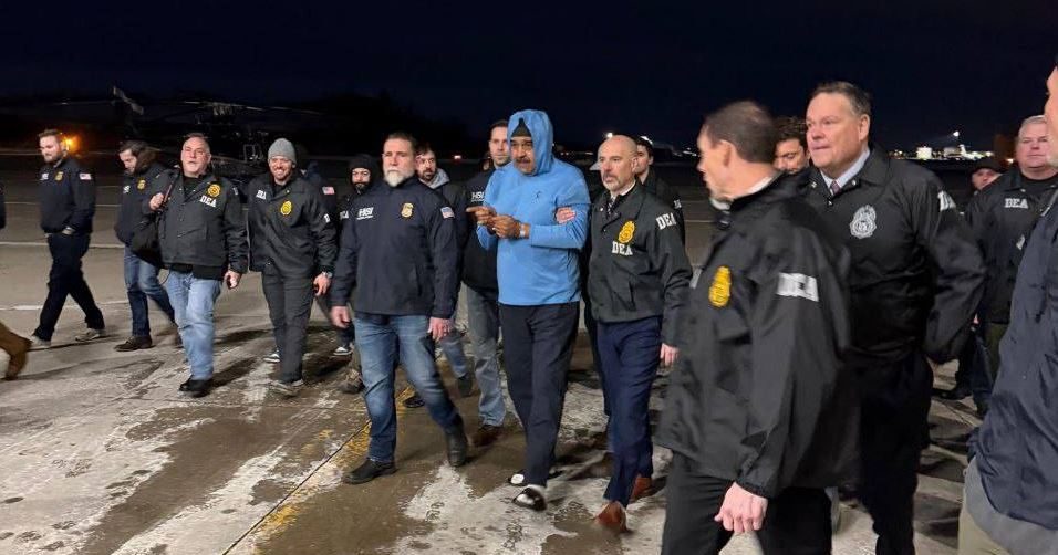 Με χειροπέδες έφτασε στις ΗΠΑ ο Νικολάς Μαδούρο