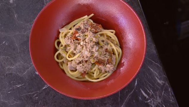 Ο Δημήτρης Σκαρμούτσος μάς ετοιμάζει μπουκατίνι με σάλτσα λεμονιού & τόνο