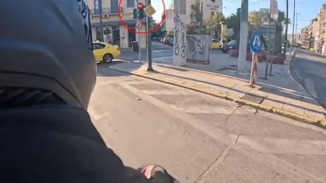 Αθήνα: Μοτοσικλετιστής παραβίασε «κόκκινο», STOP & έκανε επικίνδυνους ελιγμούς – Έβαλε το βίντεο στο TikTok