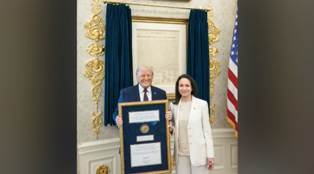 ΗΠΑ: Παρέδωσε το Νόμπελ Ειρήνης στον Τραμπ η ηγέτιδα της αντιπολίτευσης της Βενεζουέλας