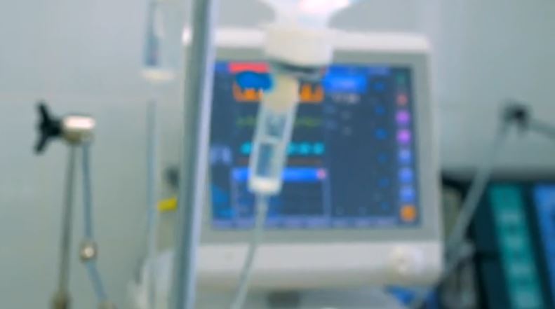 Κρήτη: Χειροπέδες στη μητέρα της 3χρονης που νοσηλεύεται σε ΜΕΘ με βαρύτατα τραύματα – Αναζητείται ο πατέρας
