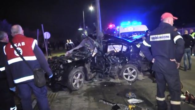 Πάτρα: Τροχαίο δυστύχημα με δύο νεκρούς – «Καρφώθηκαν» σε φανάρι