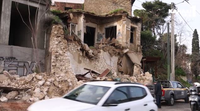 Εγκαταλελειμμένο κτίριο στον Πειραιά έπεσε λόγω της βροχής