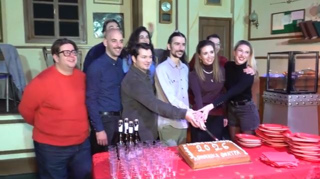 Η κοπή της πίτας του έργου «Η ληστεία της συμφοράς» στο θέατρο «Λαμπέτη»