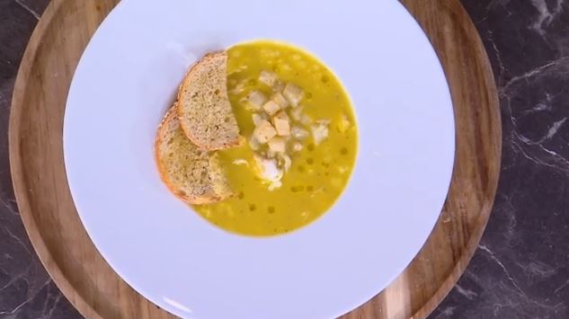 Ο Δημήτρης Σκαρμούτσος μάς ετοιμάζει ψαρόσουπα βελουτέ