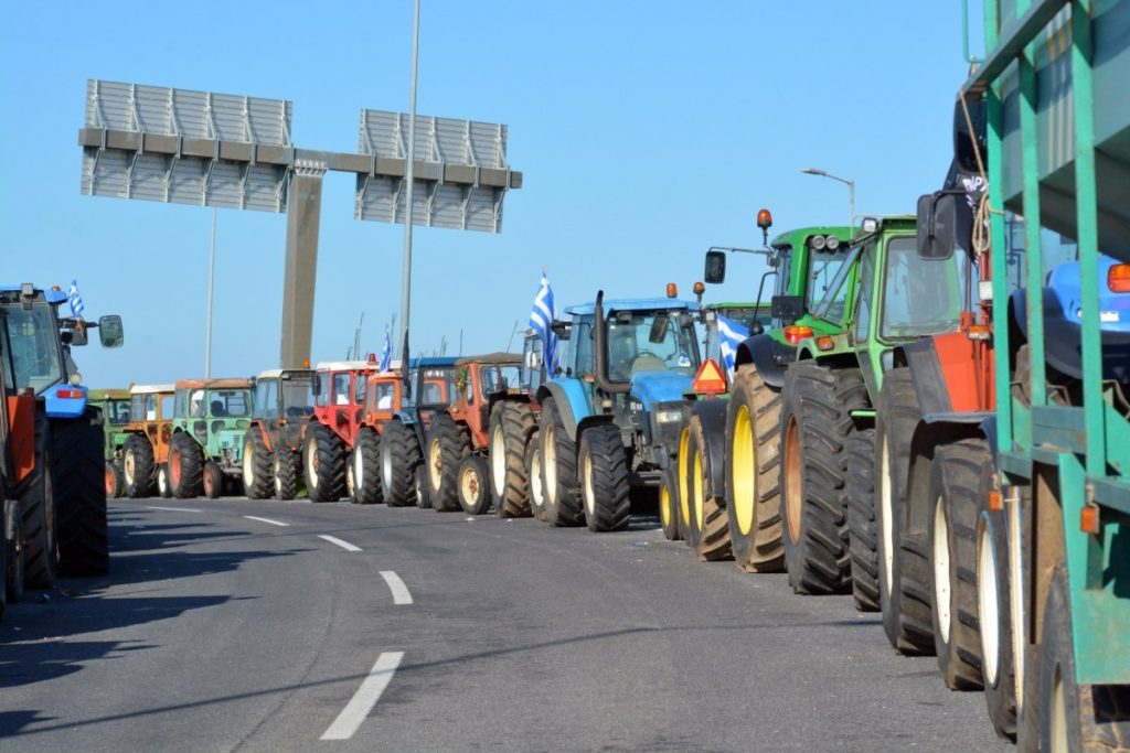«Δικαιολογημένη η αγανάκτηση του πρωτογενή τομέα» – Πολιτική κόντρα με φόντο τις αγροτικές κινητοποιήσεις
