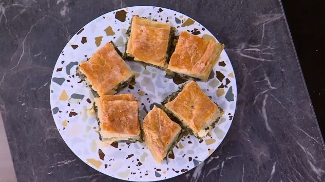 Ο Δημήτρης Σκαρμούτσος μάς ετοιμάζει σπανακόπιτα