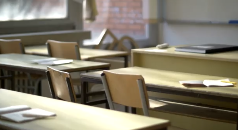 Σέρρες: «Χειροπέδες» σε καθηγήτρια που φίμωσε με χαρτοταινία και έδεσε 13χρονο μαθητή – Τι υποστήριξε η ίδια