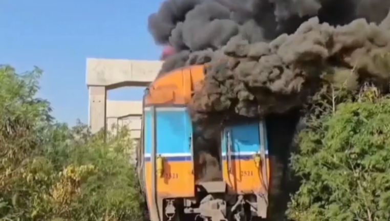 Ταϊλάνδη: Τουλάχιστον 31 νεκροί από εκτροχιασμό τρένου – «Μάχη» με το χρόνο για εντοπισμό εγκλωβισμένων