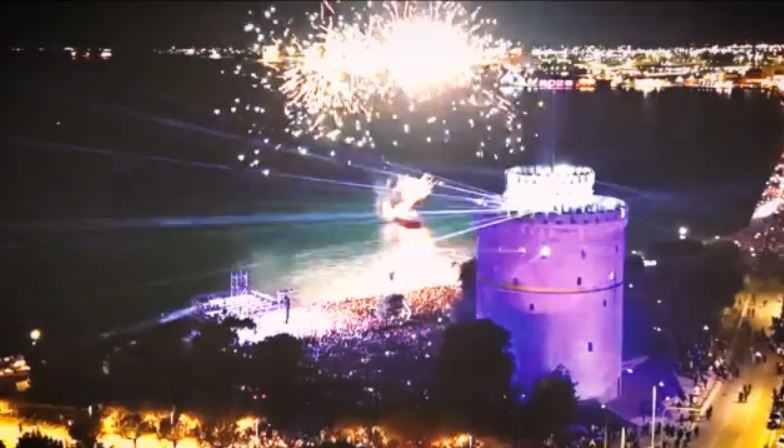 Λάμψη στην υποδοχή του 2026 σε πολλές πόλεις της χώρας – «Φόρεσαν» τα γιορτινά τους και τα νησιά