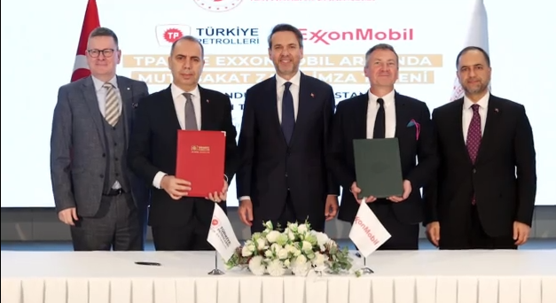 Μνημόνιο συνεργασίας με τη θυγατρική της ExxonMobil για έρευνες στη Μεσόγειο ανακοίνωσε ο Τούρκος υπουργός Ενέργειας
