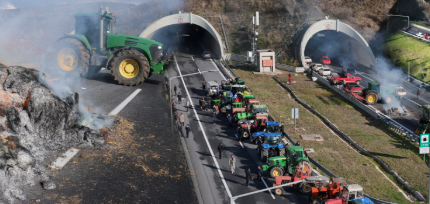 Αγροτικές κινητοποιήσεις: Από τον γενικό αποκλεισμό της χώρας… στο τραπέζι του διαλόγου στο Μαξίμου