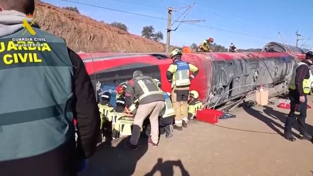 Ισπανία: «Ήμουν καλυμμένη με αίματα» – Συγκλονίζουν οι μαρτυρίες των επιβατών των μοιραίων τρένων