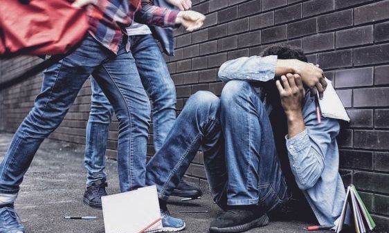 Άλιμος: Άγριος ξυλοδαρμός 13χρονου από ομάδα 10 ανήλικων