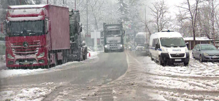 Κακοκαιρία: Πυκνό χιόνι, τσουχτερό κρύο και παγετός – «Μάχη» για να κρατηθούν ανοιχτοί οι δρόμοι