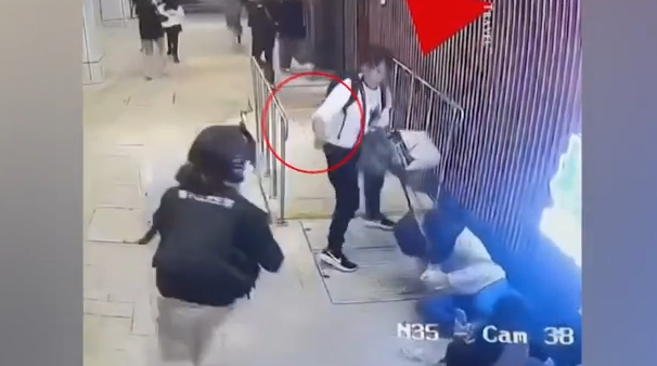 Χονγκ Κονγκ: Αστυνομικοί σκότωσαν άνδρα που κρατούσε όμηρο μία γυναίκα υπό απειλή μαχαιριού