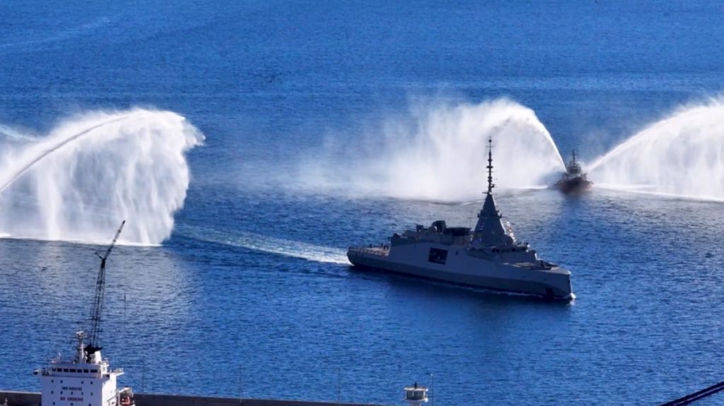 Με τιμητική φρουρά από πολεμικά πλοία μπήκε στο λιμάνι του Πειραιά η φρεγάτα «Κίμων»