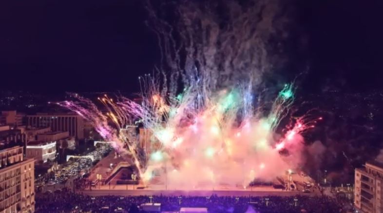 Με πυροτεχνήματα, drones και πολλή μουσική υποδέχθηκε η Ελλάδα το 2026