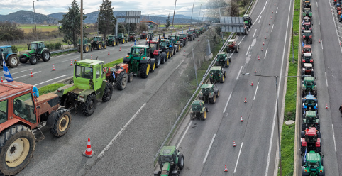 Ανοίγουν δρόμους οι αγρότες και «ζεσταίνουν τις μηχανές» για το Μαξίμου