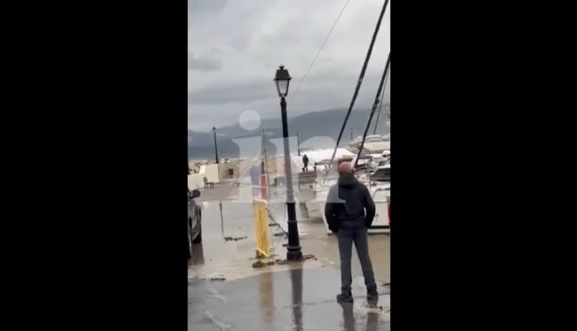 Τραγωδία στο Άστρος: Η στιγμή που λιμενικός παρασύρεται από τα ορμητικά νερά