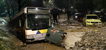 Ντοκουμέντα σοκ από τη φονική κακοκαιρία – Μία νεκρή γυναίκα & εικόνες ντροπής στην «ανοχύρωτη» Γλυφάδα