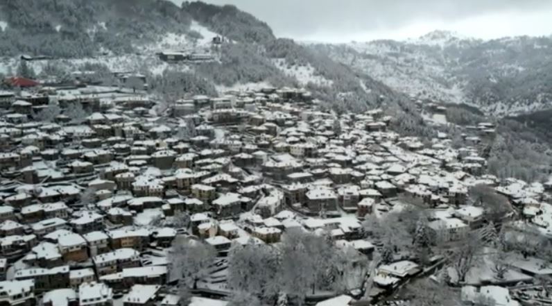 Σε κλοιό χιονιά με πολικές θερμοκρασίες σε όλη τη χώρα